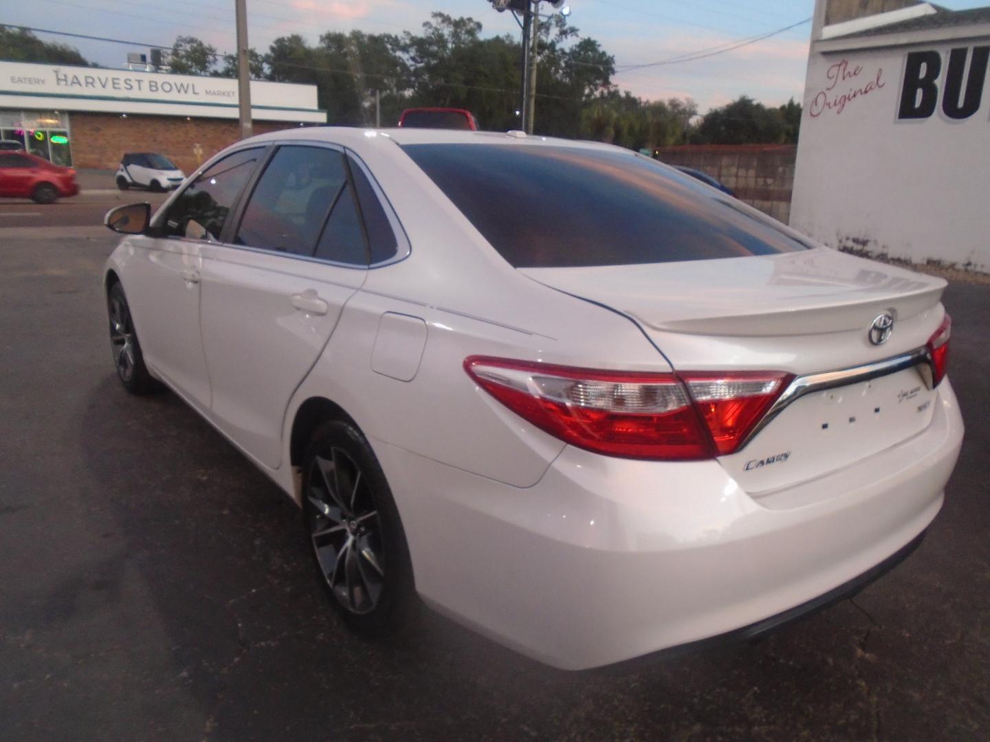 2017 Toyota Camry SE (4T1BF1FK5HU) with an 2.5L L4 DOHC 16V engine, 6A transmission, located at 6112 N Florida Avenue, Tampa, FL, 33604, (888) 521-5131, 27.954929, -82.459534 - Photo#4